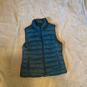 Womens gap factory puffer vest